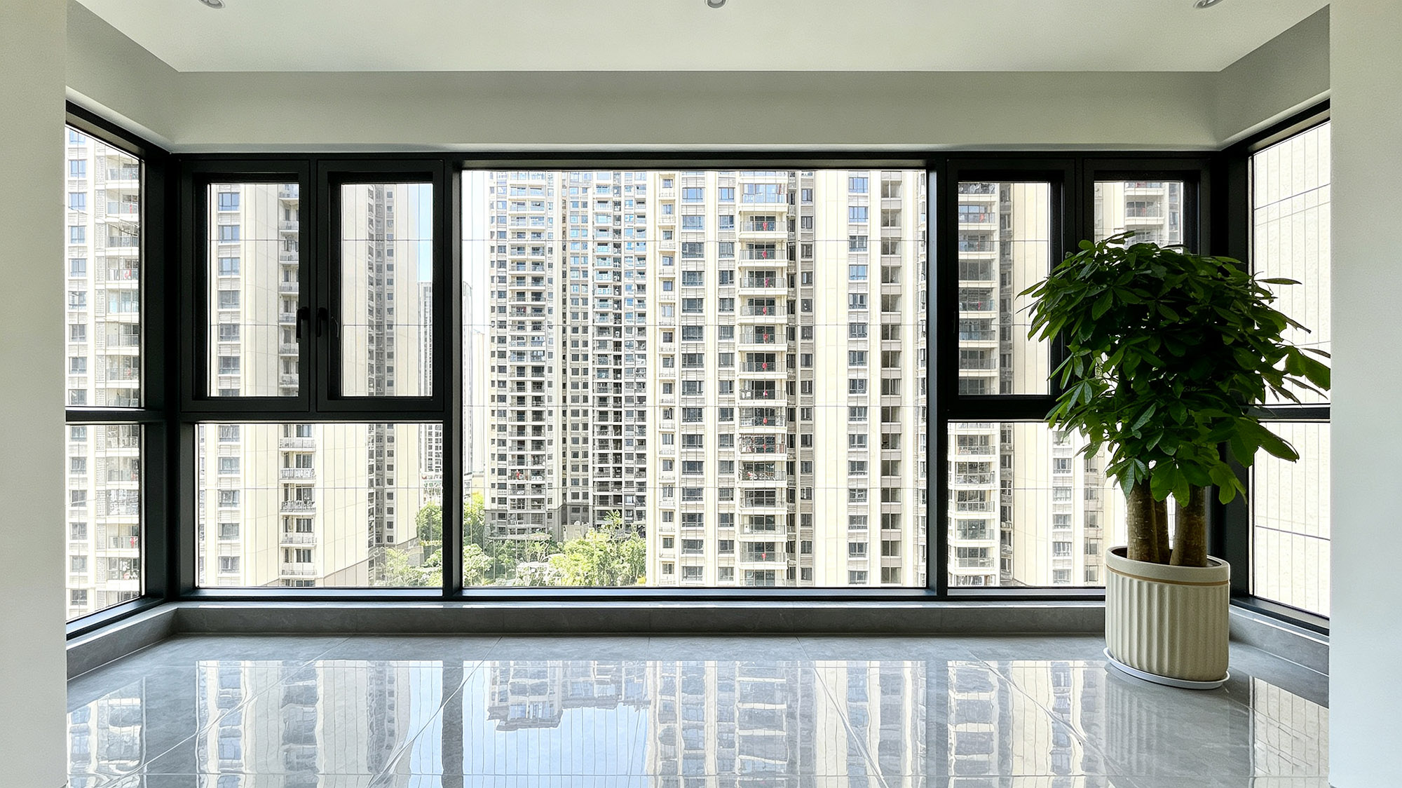 1793166536691192.jpg 现代住宅大阳台高清实拍.jpg